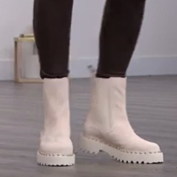 Vince Camuto Women's Meendey Chelsea Pull On Bootie Boot Size 9M Milky White NIB - Picture 3 of 8